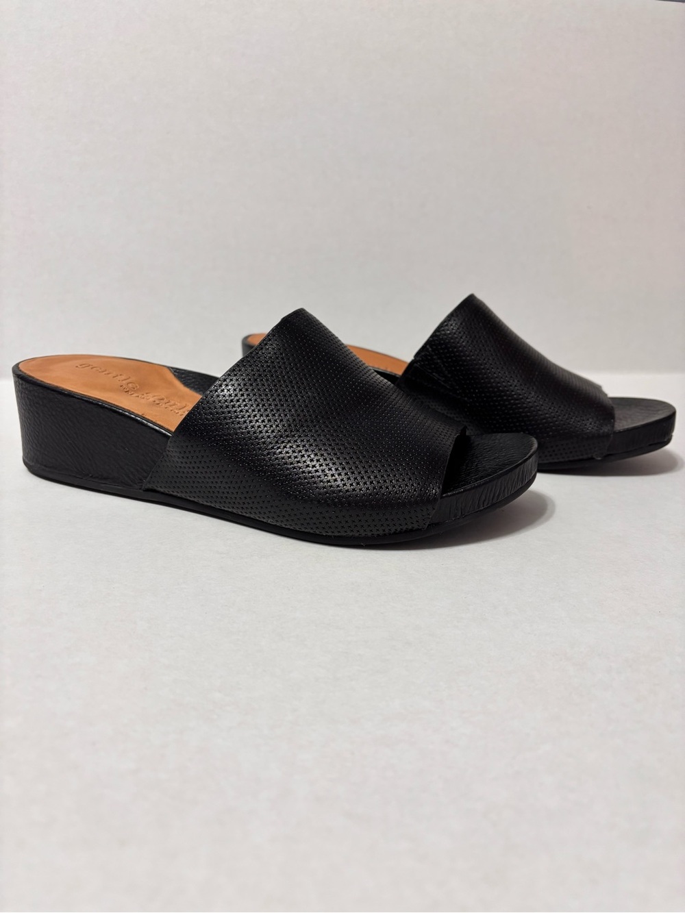 Gentle Souls by Kenneth Cole Judith Wedge Slide Sandals Black  Womens  Size 9
